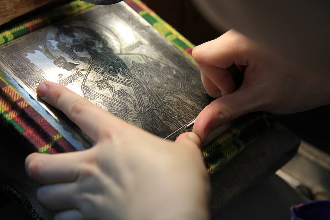 Glanz trifft Dunkelheit - Premium Geschenkideen