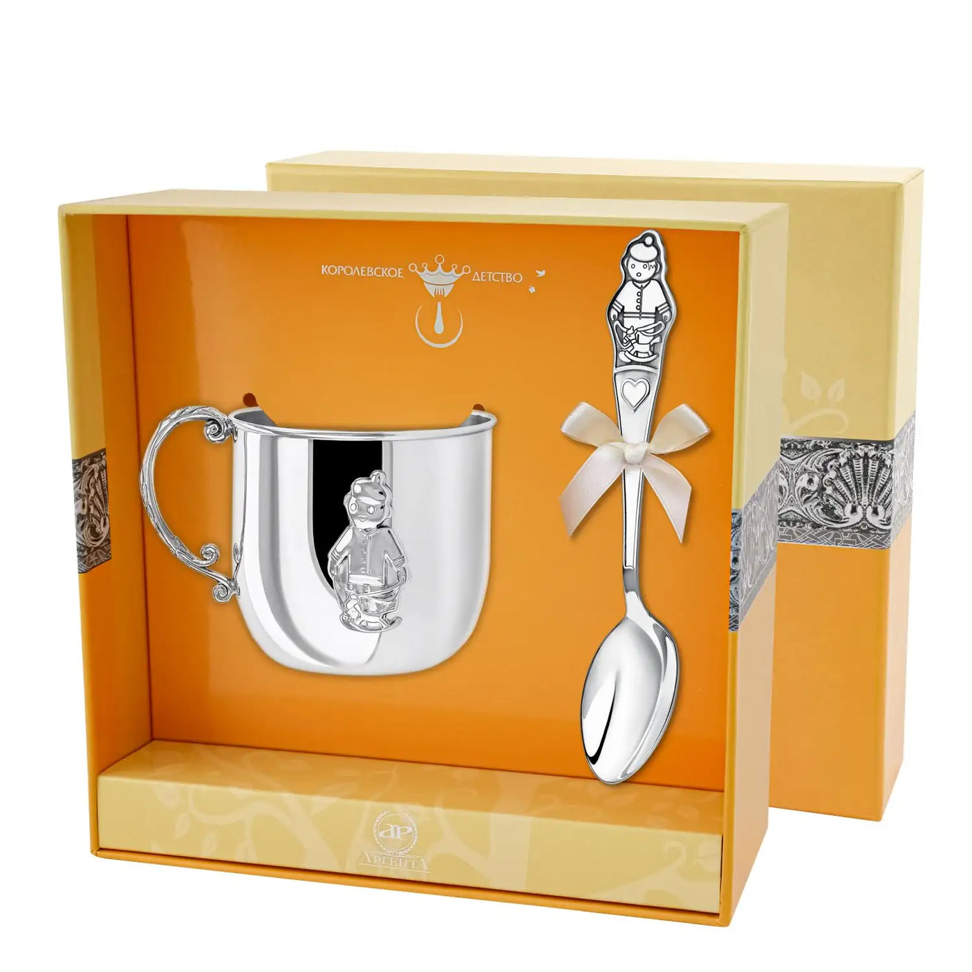 Baby Geschenkset Junge aus 925 Silber – Kinderbecher mit Jungen-Motiv und passender Babylöffel in edler Geschenkbox zur Taufe.