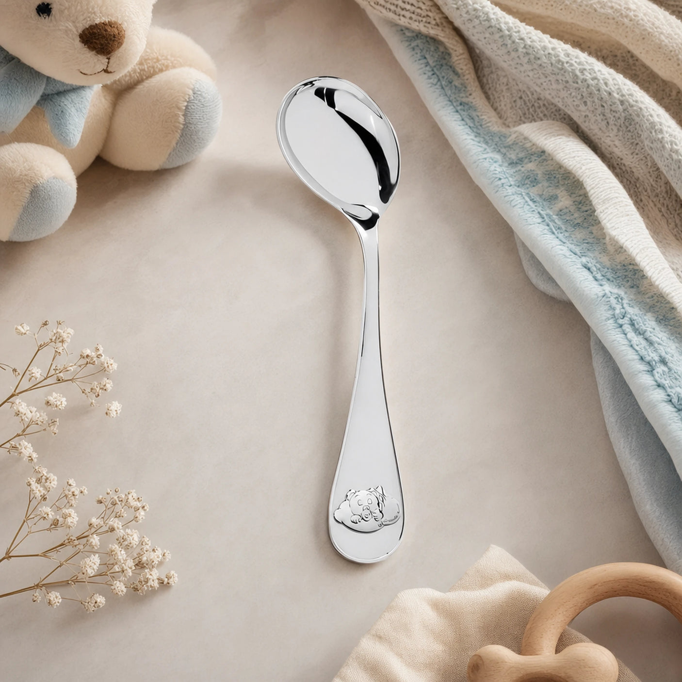 Babylöffel 925 Silber mit Bären-Motiv, gebogene Form — Lifestyle-Setting, liebevolles Geschenk zur Geburt