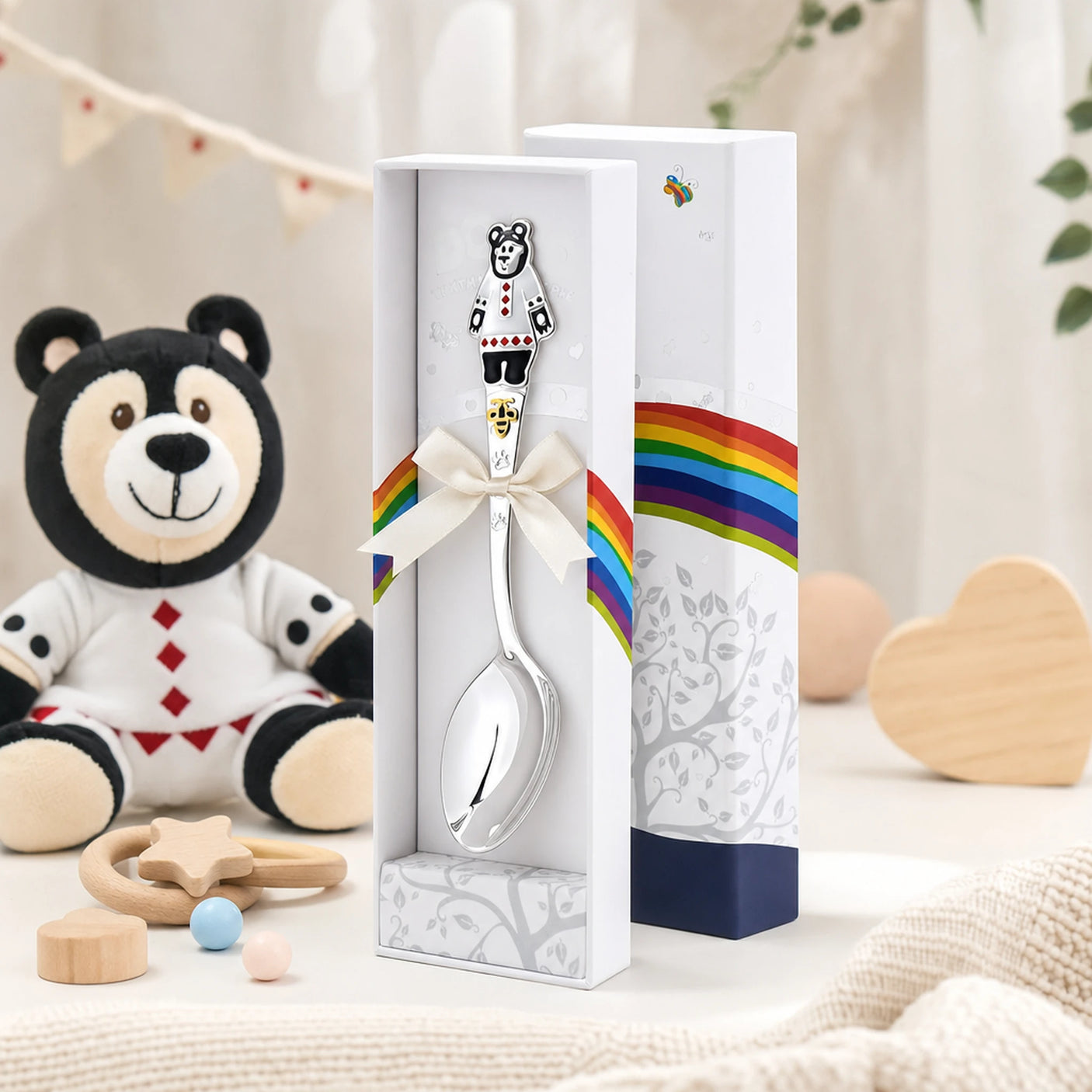 Babylöffel 925 Silber mit Bären-Motiv in Emaille — Lifestyle-Setting, liebevolles Geschenk zur Geburt und Taufe