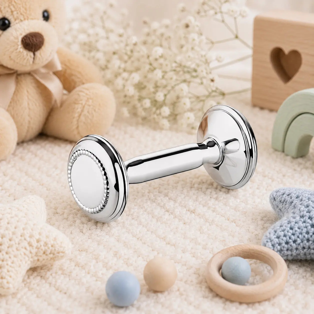Babyrassel 925 Silber Hantelform mit Perlrand-Scheibe — Lifestyle-Setting, Geschenk zur Geburt