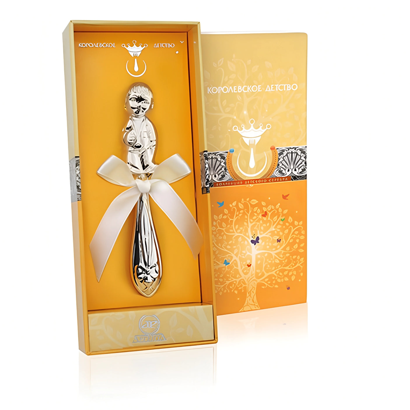 Babyrassel aus 925 Silber mit kunstvoller Junge-Figur, verziert mit einer Schleife, in einer hochwertigen Geschenkbox – perfektes Geschenk zur Geburt oder Taufe.