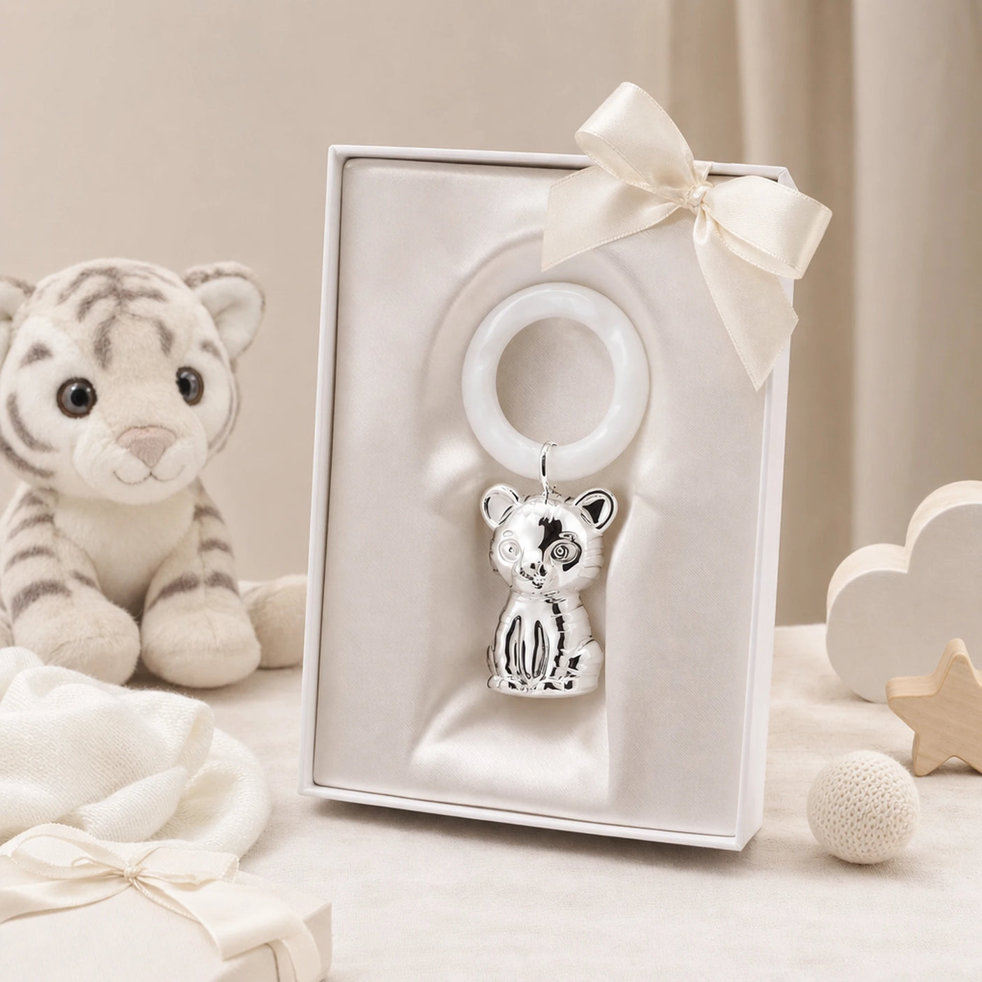 Babyrassel 925 Silber mit Tiger-Motiv und Beißring — Lifestyle-Setting, Geschenk zur Geburt