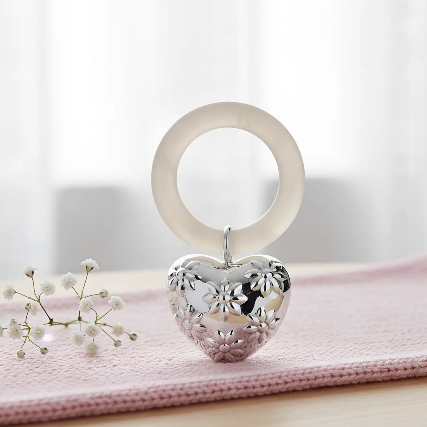 Babyrassel 925 Sterling - Silber mit Herzanhänger und Blumenmotiv am Acrylring