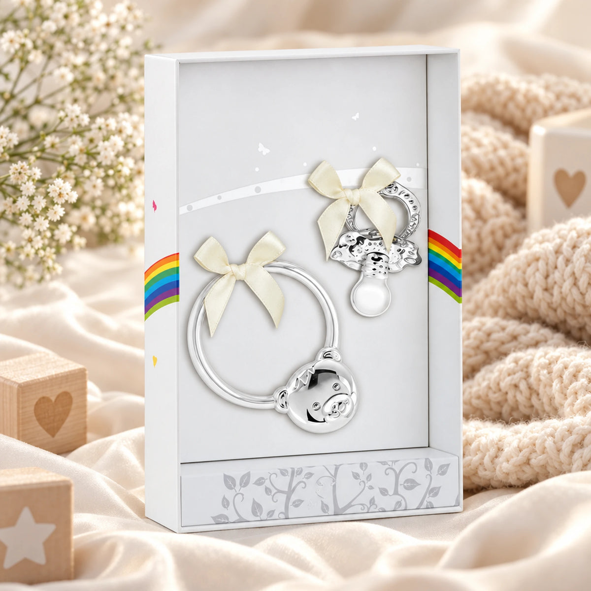 Baby-Set 925 Silber DoDo-Bär mit Ringrassel und Schnuller in Geschenkbox, Lifestyle-Aufnahme