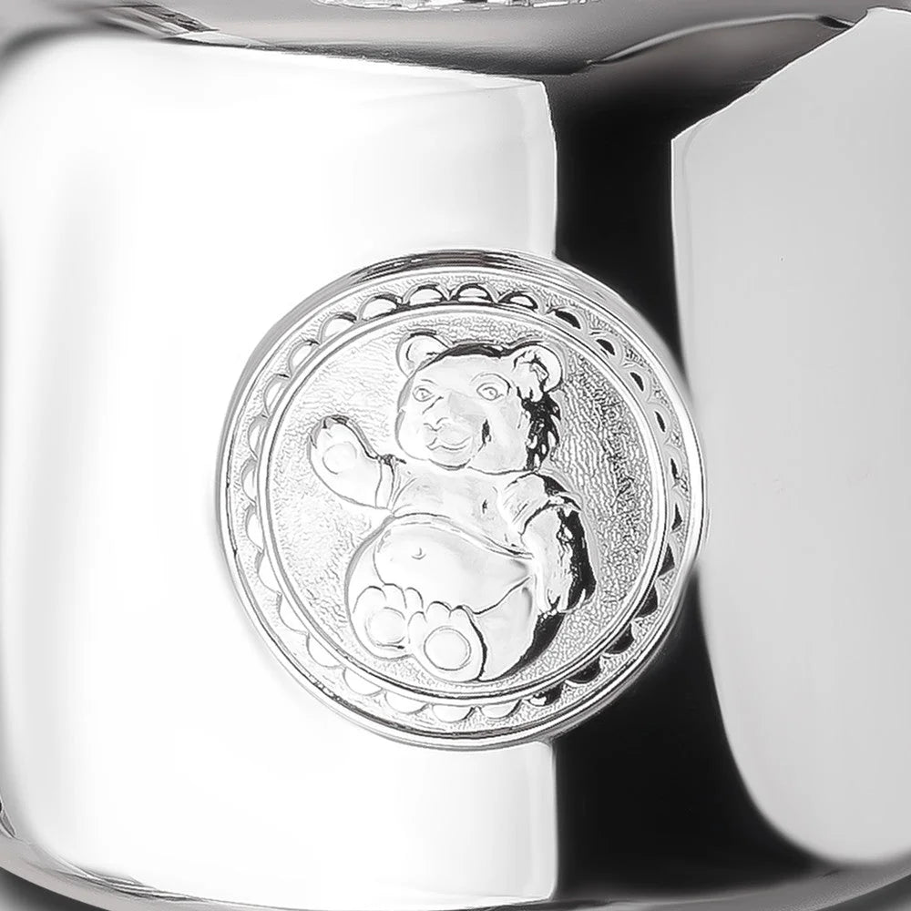 Babytasse 925 Silber Teddybär — Detailansicht des Teddybär-Medaillons mit Perlrand