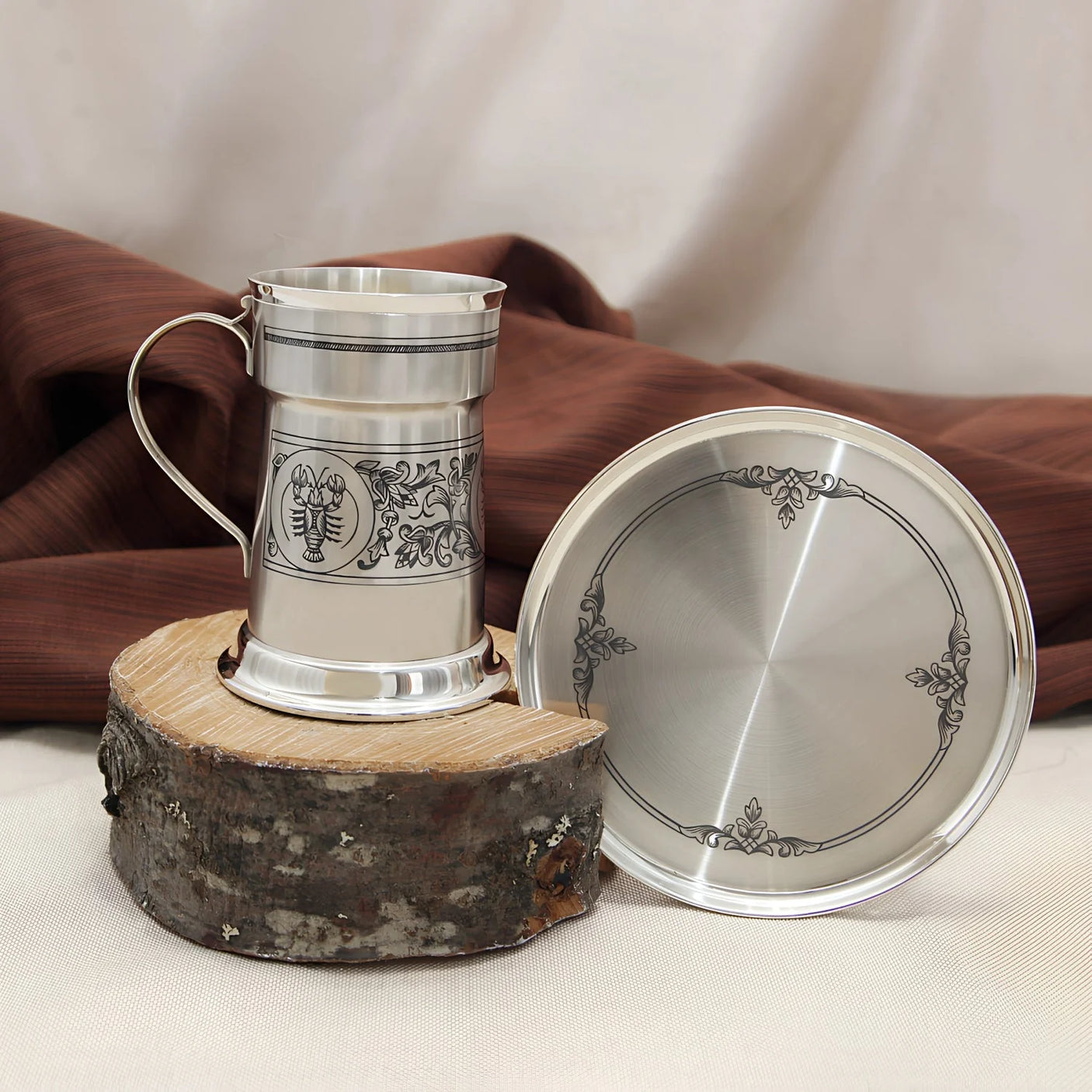 Bierkrug 925 Silber Niello mit Krebs-Motiv und Silbertablett — auf Holzscheit vor braunem Stoff, Geschenkset