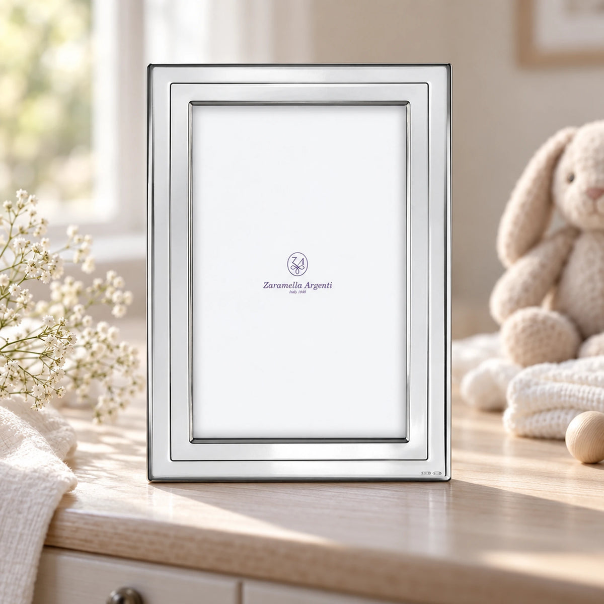 Bilderrahmen 925 Silber Modell Kiel, 10×15 cm — Lifestyle-Setting, Geschenk zur Taufe