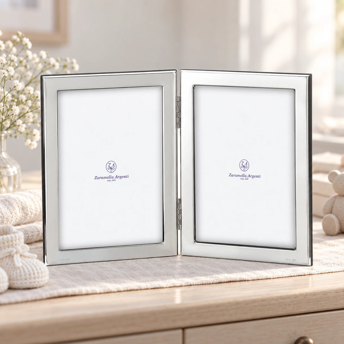 Bilderrahmen 925 Silber Modell King Queen Doppel, 10×15 cm — Lifestyle-Setting, Geschenk zur Taufe