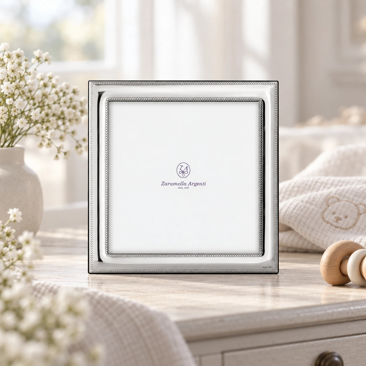 Bilderrahmen 925 Silber Modell Monaco, 10×10 cm — Lifestyle-Setting, Geschenk zur Taufe