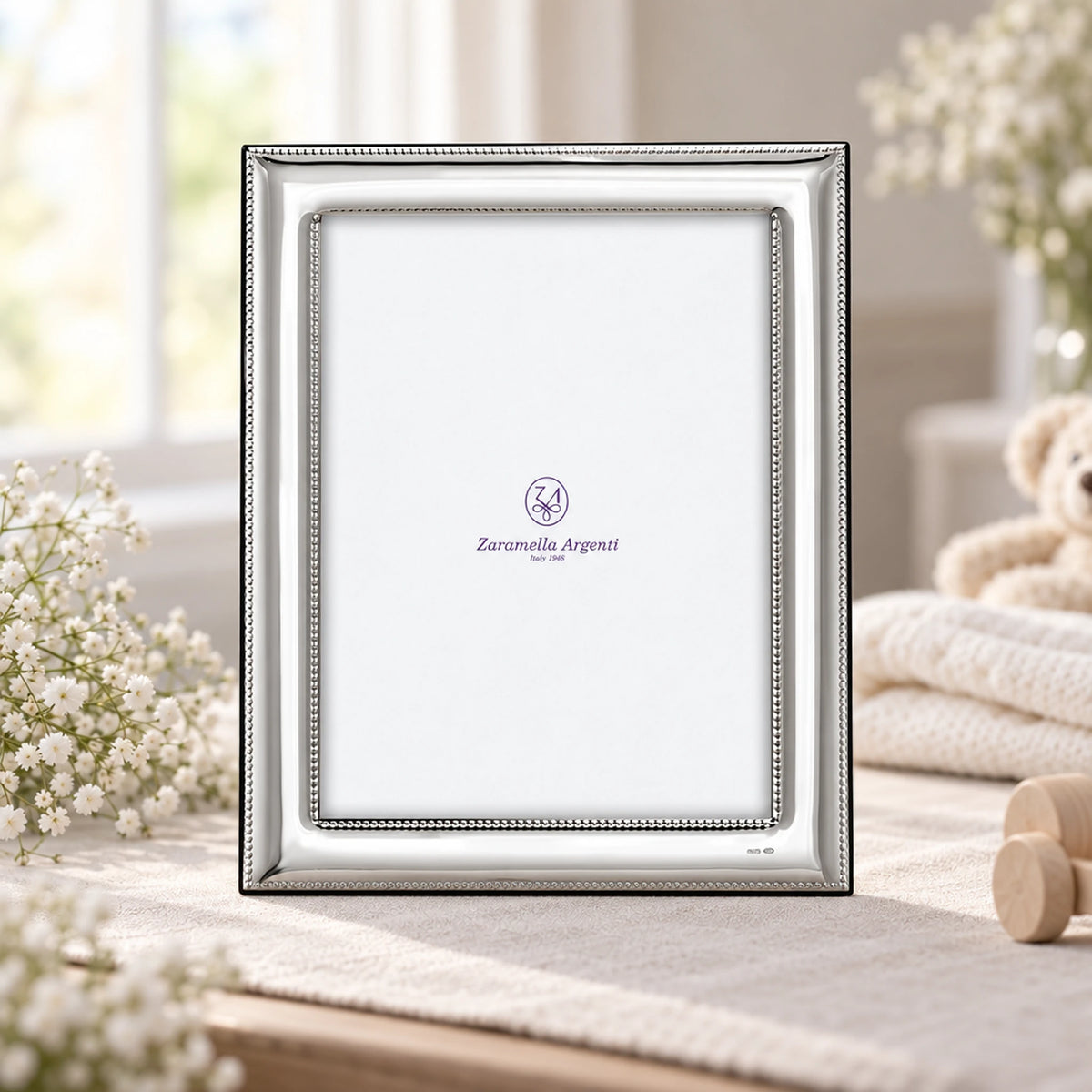 Bilderrahmen 925 Silber Modell Rom, 15×20 cm — Lifestyle-Setting, Geschenk zur Taufe