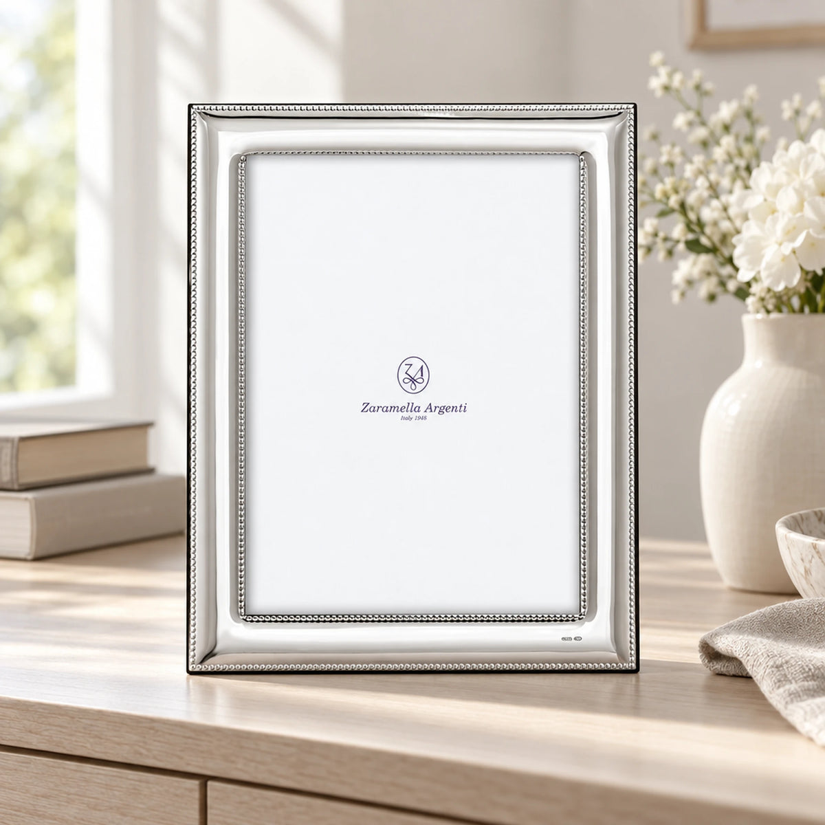 Bilderrahmen 925 Silber Modell Rom, 15×20 cm — Lifestyle-Setting auf heller Kommode
