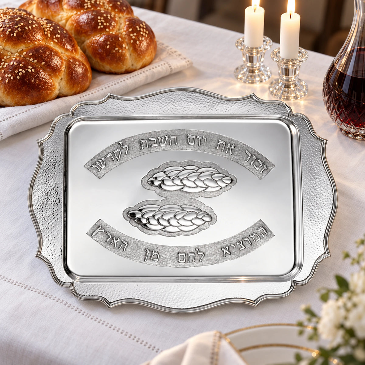 Challah-Tablett 925 Silber gehämmert — Lifestyle-Setting am Schabbattisch