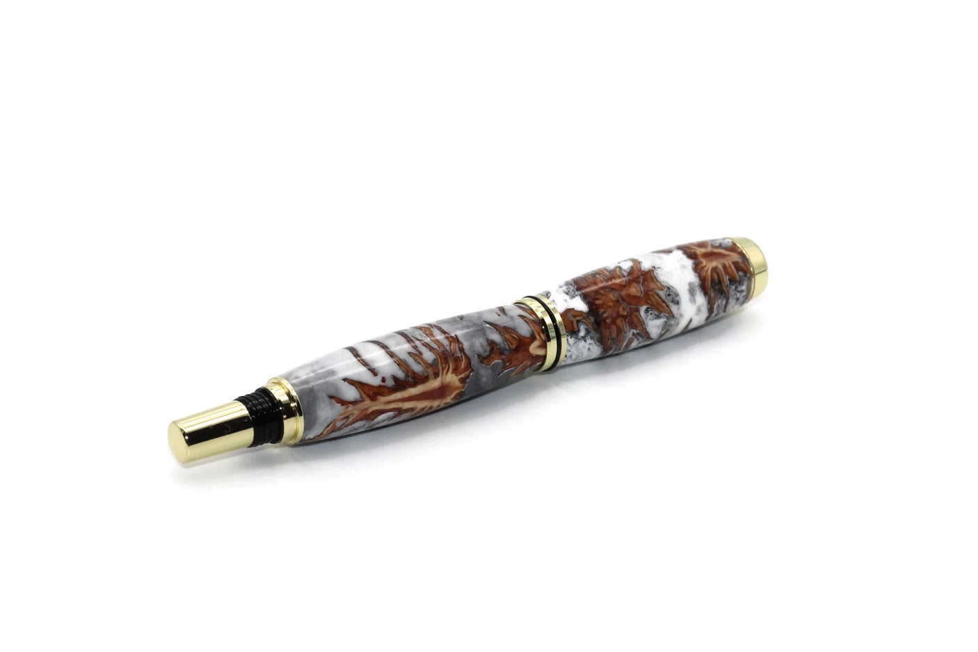 Kugelschreiber Kiefernzapfen-Acryl-Hybrid Edelholz — Schrägansicht mit goldenem Clip und Konusspitze