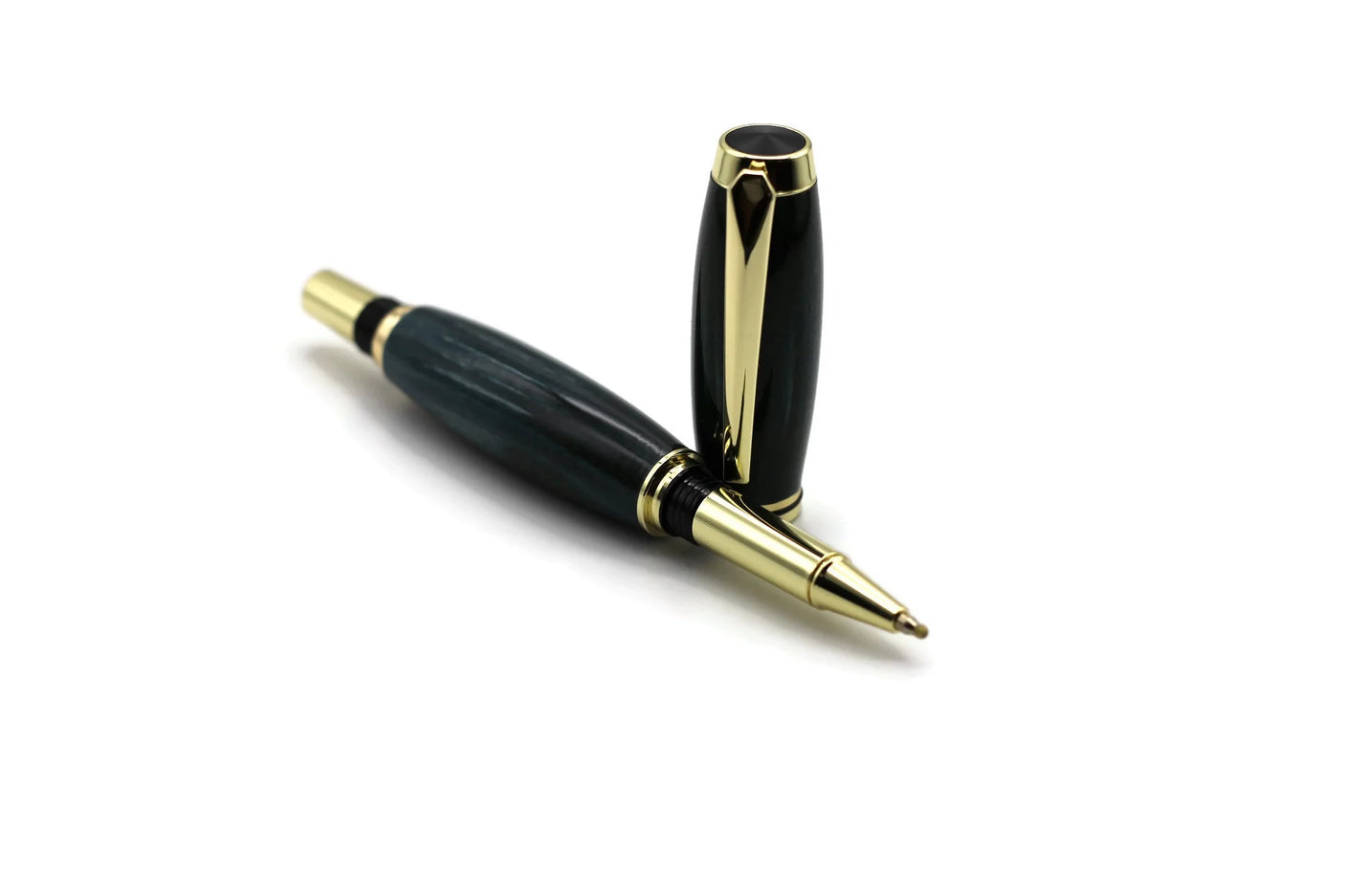 Kugelschreiber Classic Edelholz dunkelgrün marmoriert — Kappe aufgesteckt, goldene Spitze und Zierringe