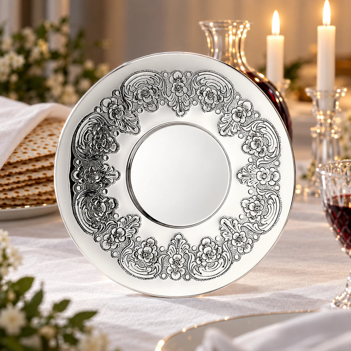 Eliyahu-Teller 925 Silber Signature Light — Lifestyle-Setting am Sedertisch
