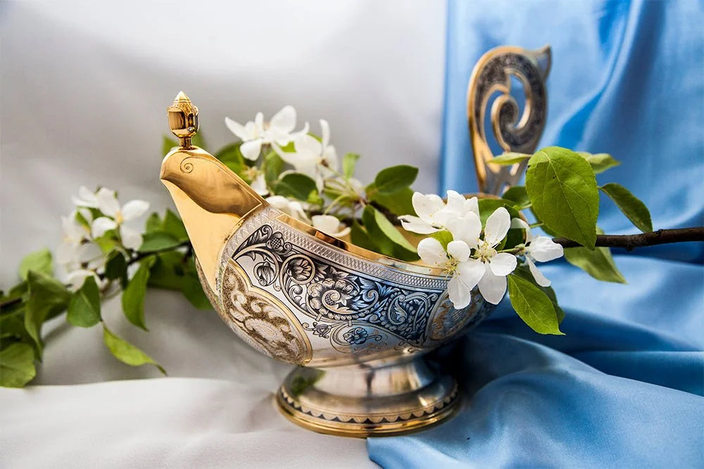 Silberschale Bratina 925 Silber Niello vergoldet — Prunkschale mit weißen Apfelblüten auf blauer Seide