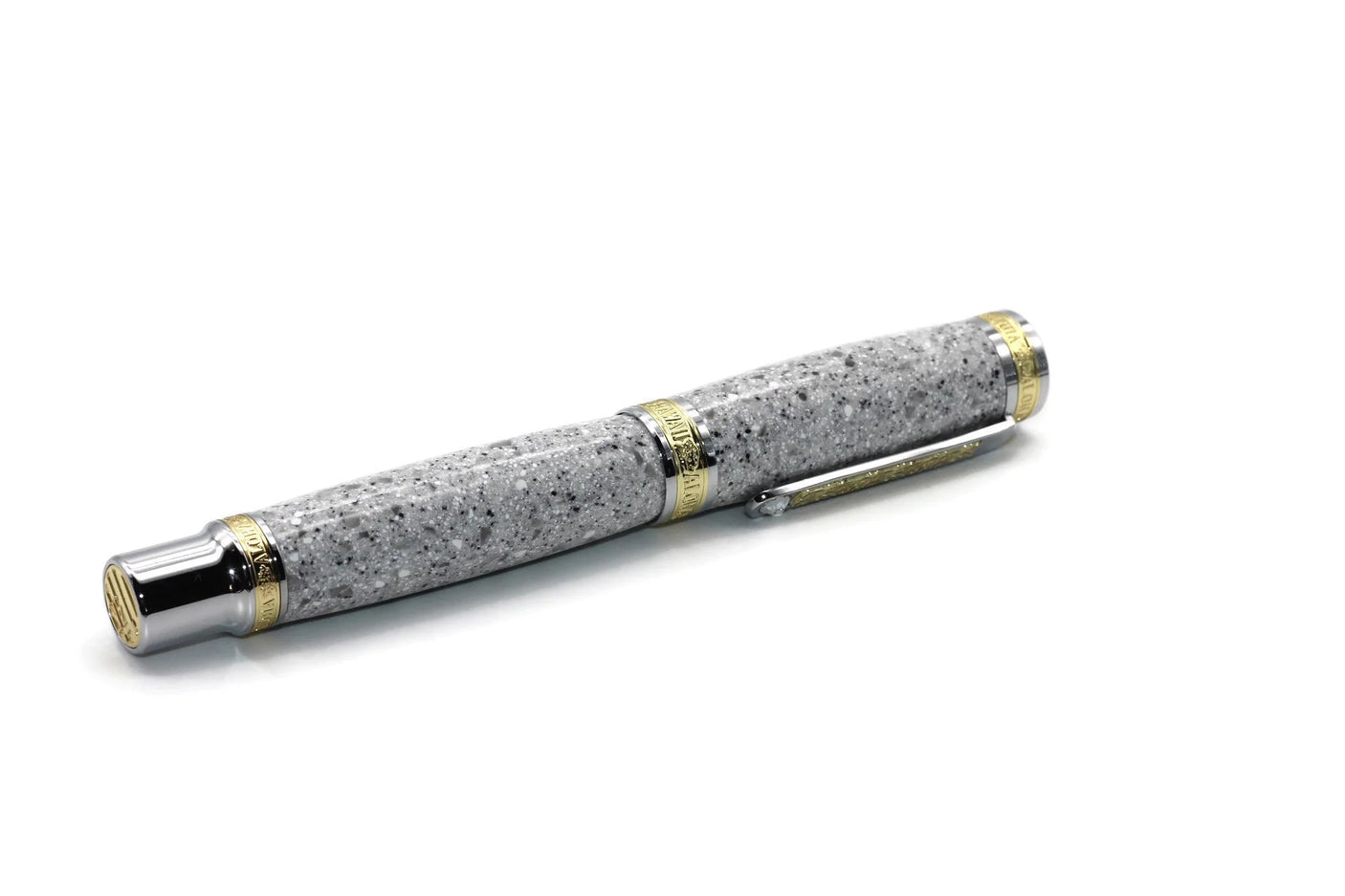 Füllhalter weiße Granit-Optik geschlossen — schlanker Schreibkörper mit goldenen Zierringen und Clip, Unikat
