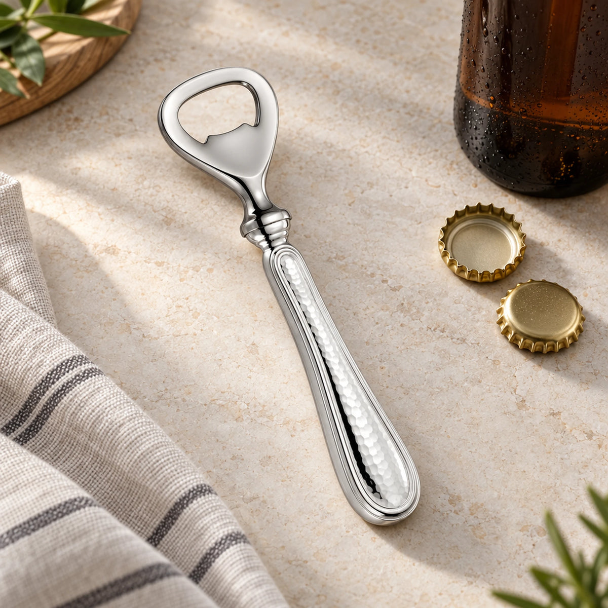 Flaschenöffner 925 Silber gehämmert (Hammerschlag) — Lifestyle-Setting am Küchentisch