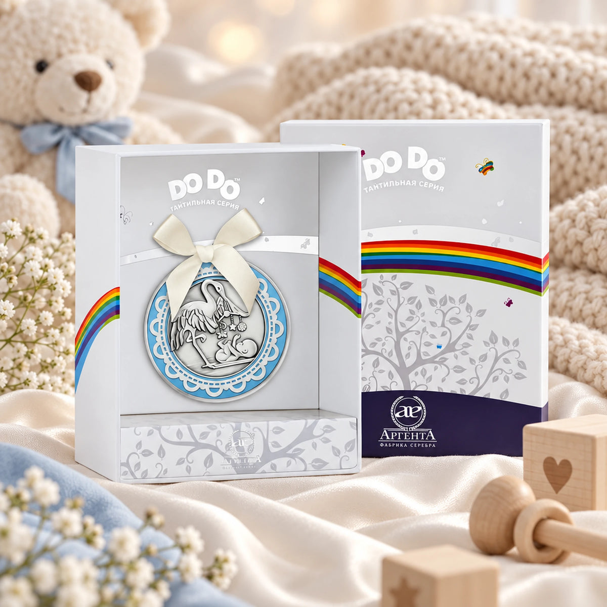 Geburtstaler 925 Silber mit Storch-Relief und blauer Emaille in der Geschenkbox — Lifestyle-Setting, Geschenk zur Geburt und Taufe