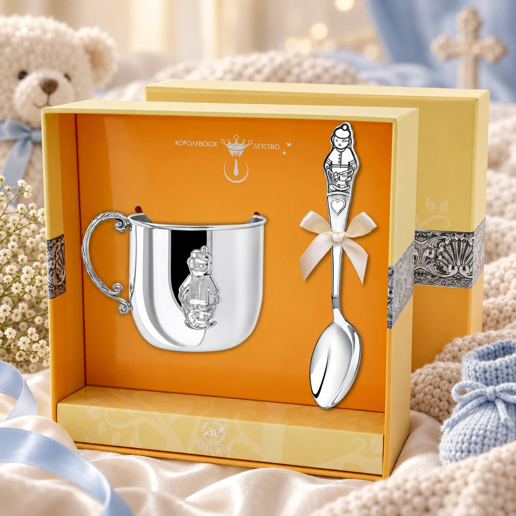 Geschenkset 925 Silber Junge – Kinderbecher & Kinderlöffel in der Original-Geschenkbox — Lifestyle-Aufnahme auf cremefarbenem Satin mit Plüschtier und Schleierkraut, Geschenk zur Geburt