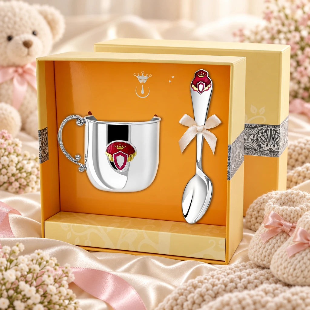 Geschenkset 925 Silber Prinzessin – Kinderbecher & Löffel in der Original-Geschenkbox — Lifestyle-Aufnahme auf cremefarbenem Satin mit Plüschtier und Schleierkraut, Geschenk zur Geburt