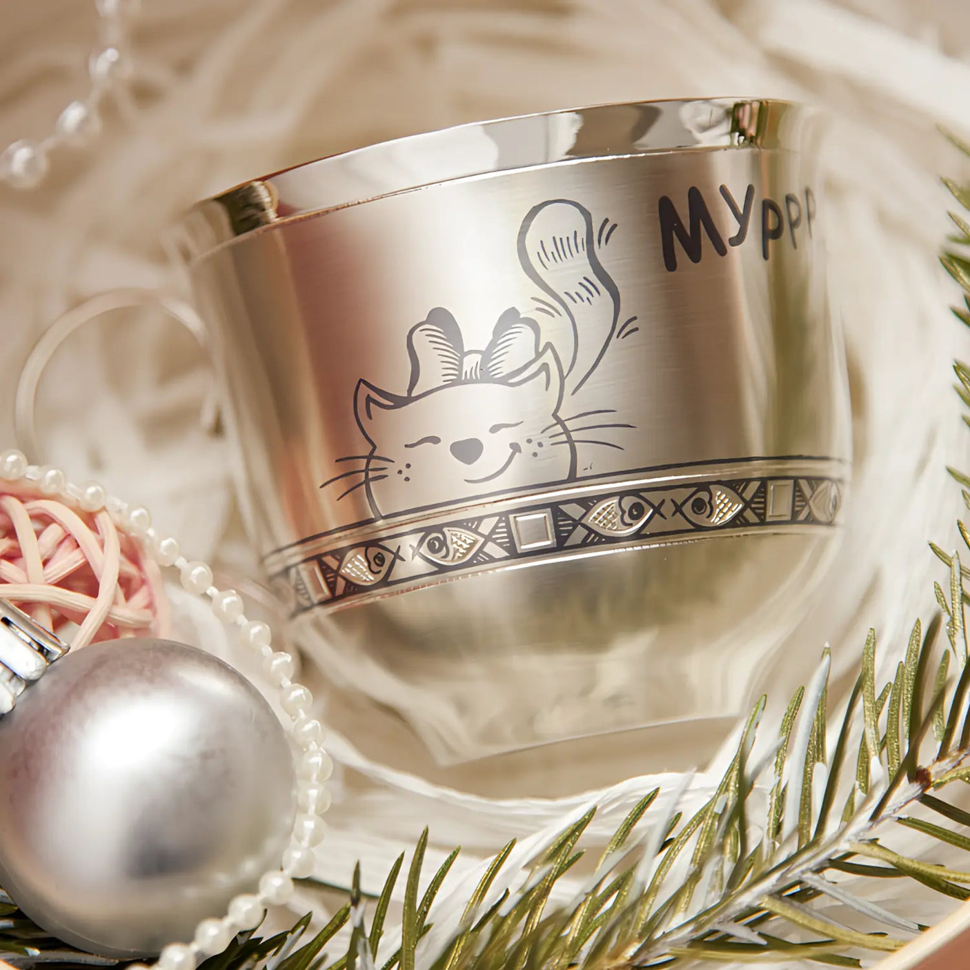 Silberbecher „Murlyka-Mädchen“ mit Niello-Katzenmotiv, stilvoll arrangiert im festlichen Setting mit Winterdeko.