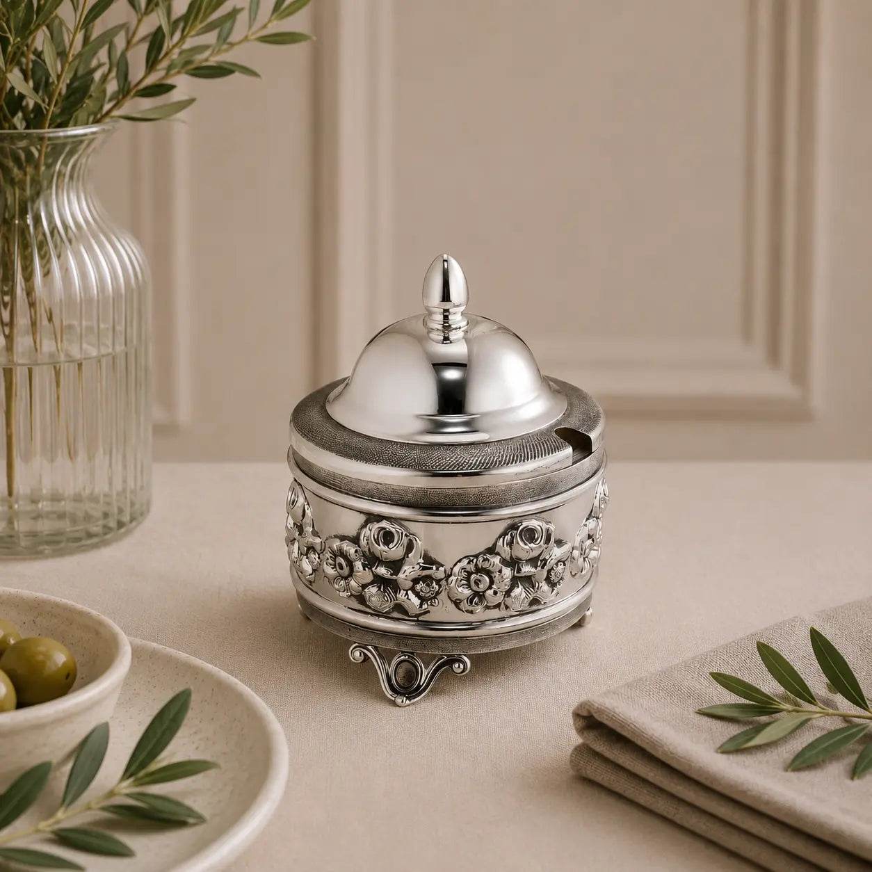 Honigdose aus 925 Silber mit Rosenrelief, Kristallknauf und dekorativen Füßen als luxuriöses Accessoire für Frühstückstisch und Teestunde