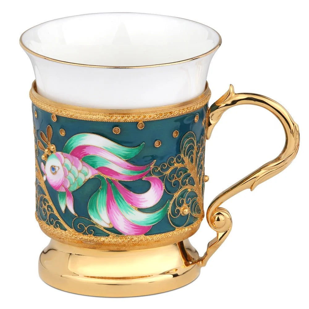 Kaffeetasse aus Porzellan mit vergoldetem Silberhalter und Goldfisch-Emaille-Motiv