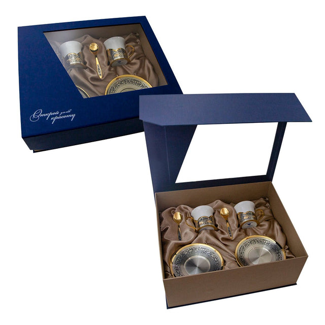 Luxuriöses Kaffeetassen-Set aus 925 Silber mit Niello-Motiv „Hopfen“ – mit Untertassen und Löffeln im Geschenketui.