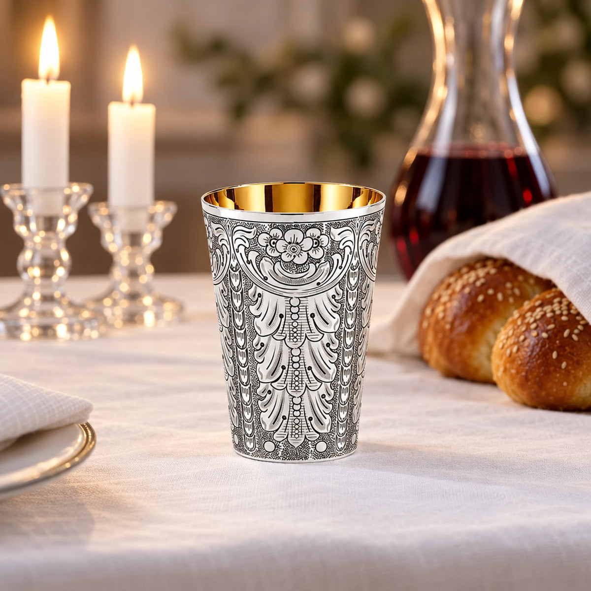 Kiddusch-Becher 925 Silber Signature — Lifestyle-Setting am Schabbattisch