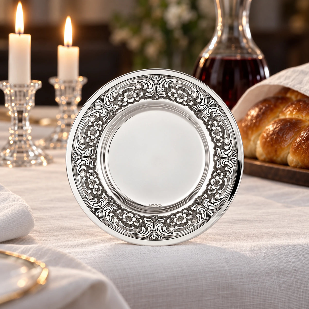 Kiddusch-Teller 925 Silber Signature rund — Lifestyle-Setting am Schabbattisch