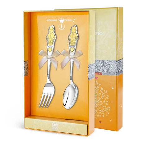Kinderbesteck Set in Geschenkbox – Löffel & Gabel mit goldverziertem Jungenmotiv.