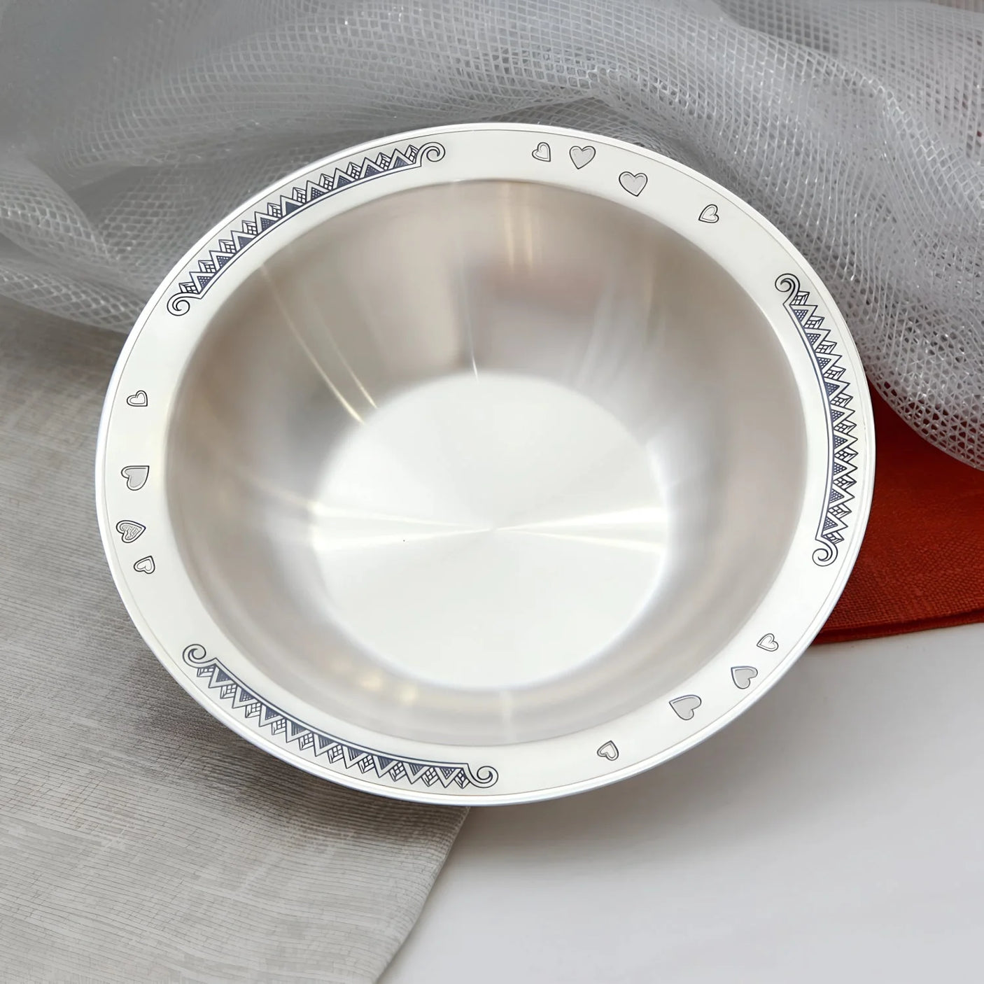 Kinderschale 925 Silber Niello — Silberschale mit dunkler Niello-Bordüre aus Herzen und Zickzack-Ornament, Taufgeschenk