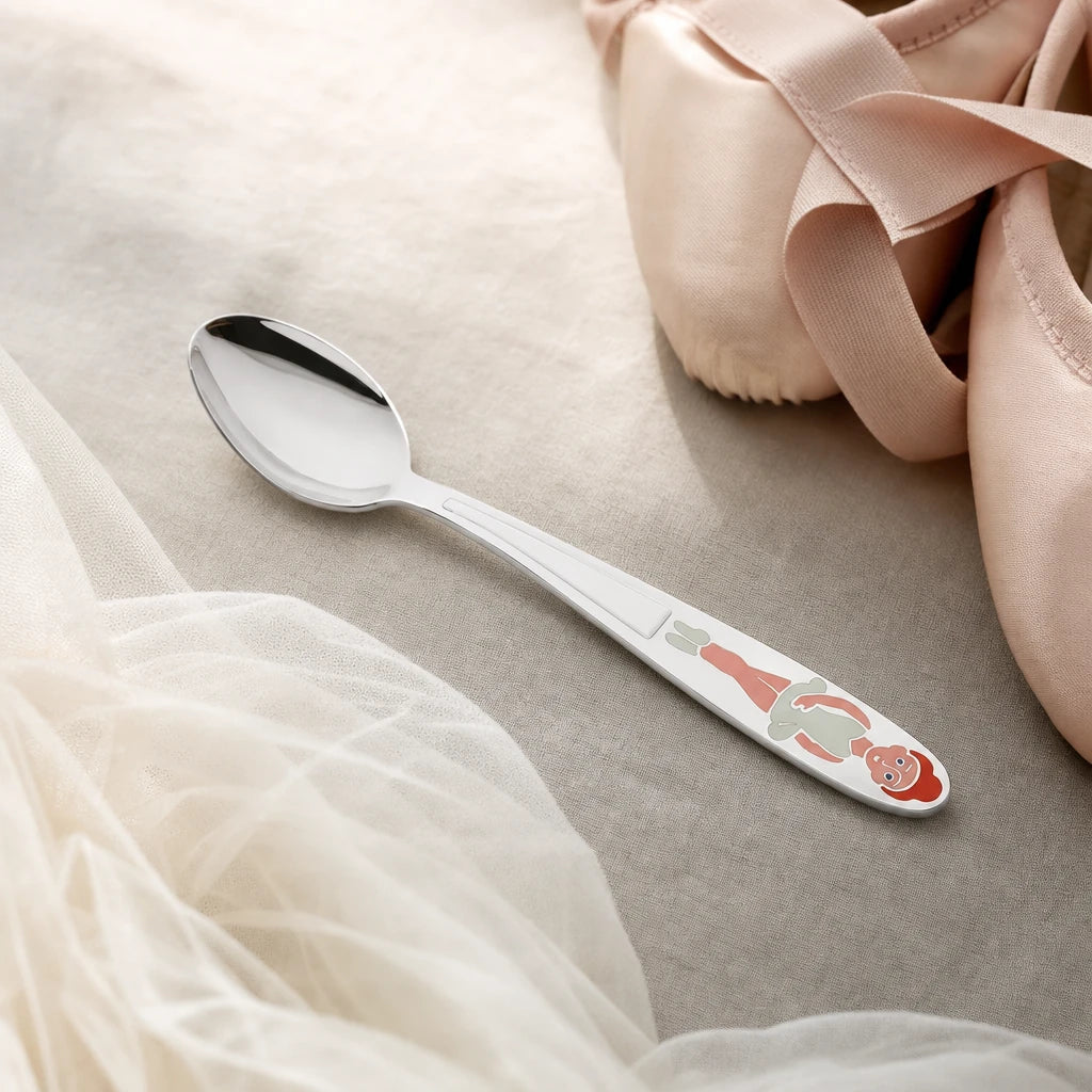 Kinderlöffel 925 Silber mit Emaille-Ballerina — auf Leinen neben rosa Ballettschuhen und Tüll — Lifestyle