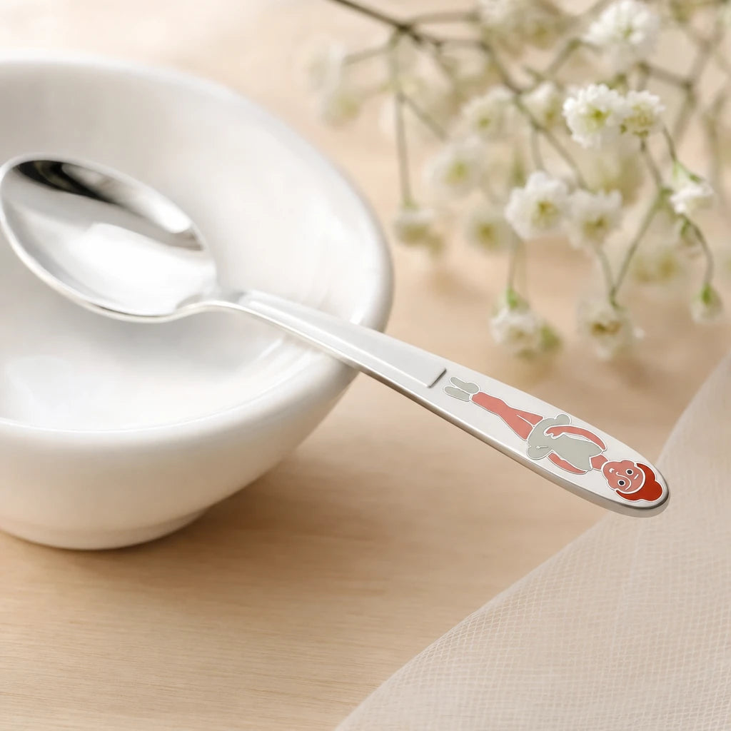 Kinderlöffel 925 Silber mit Emaille-Ballerina — Nahaufnahme am Rand einer weißen Porzellanschale — Lifestyle