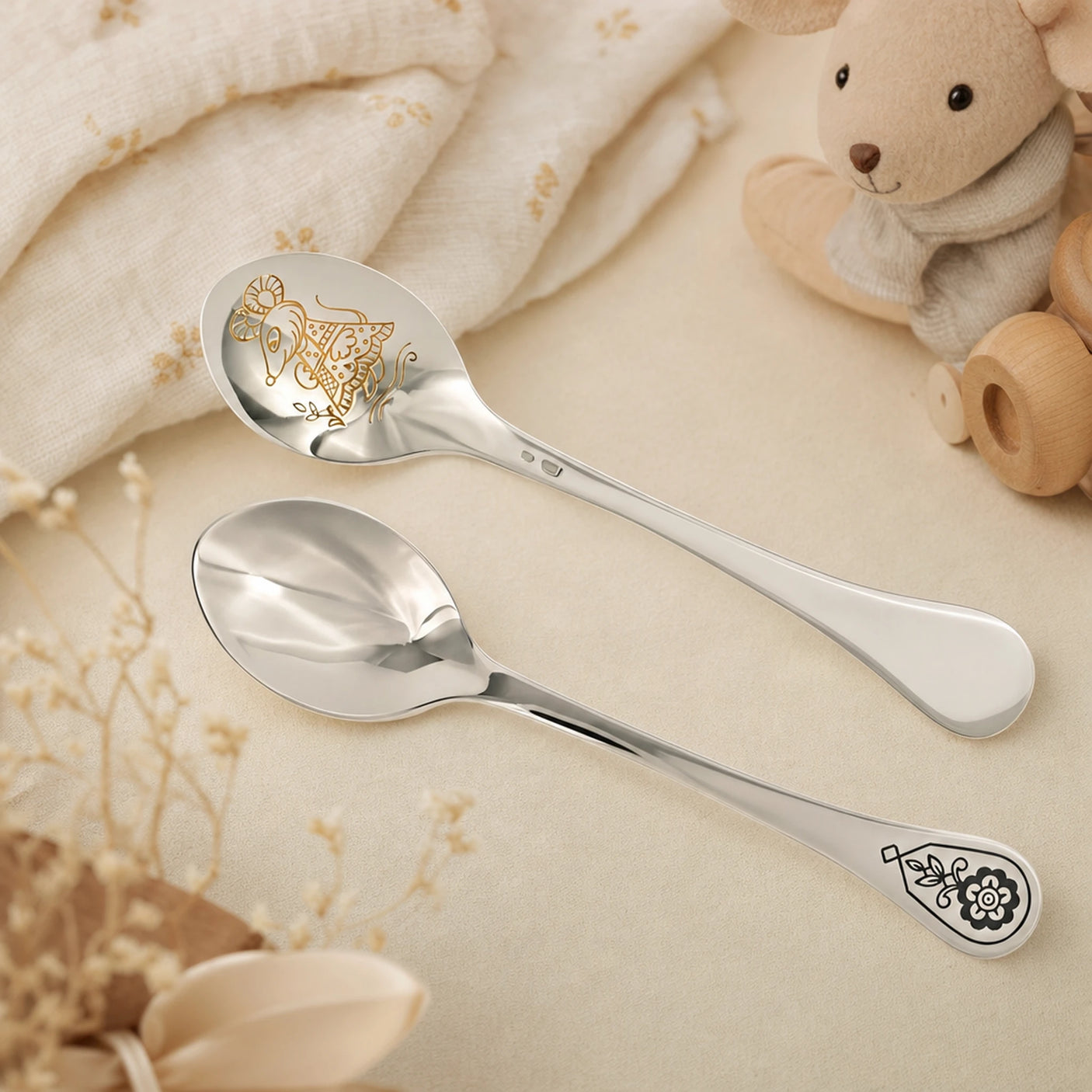 Kinderlöffel 925 Silber vergoldet mit Mäuschen-Motiv — Lifestyle-Setting, Geschenk zur Geburt