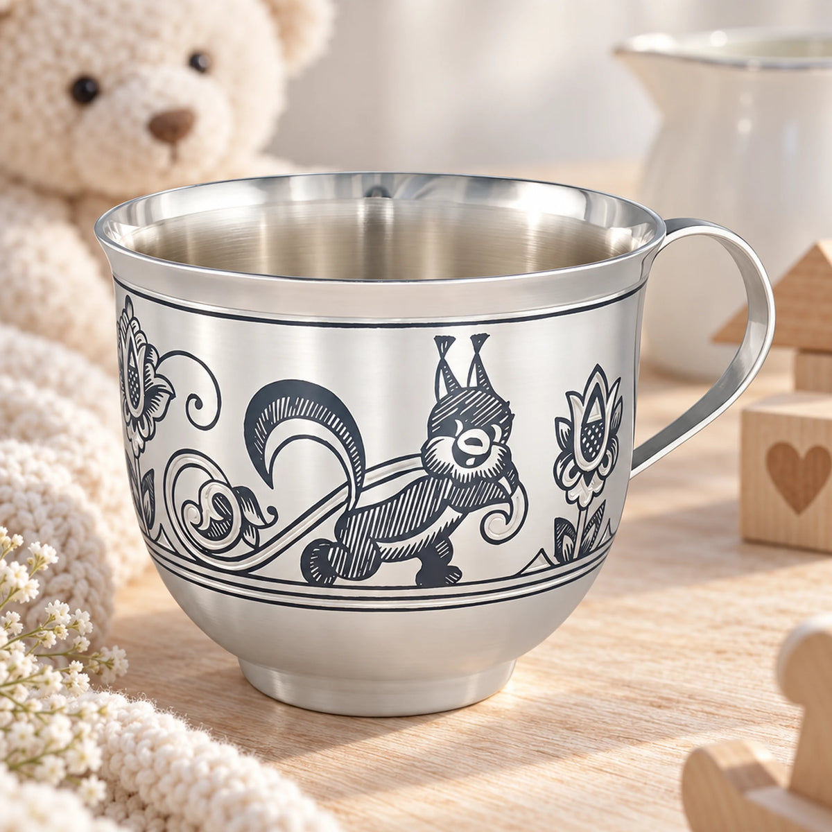 Kindertasse 925 Silber Eichhörnchen in Niello — Lifestyle-Setting, Geschenk zur Geburt und Taufe