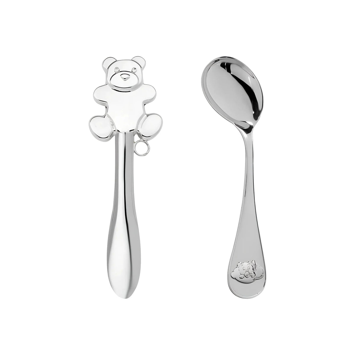 Persönliches Taufset 925 Silber Teddy-Silhouette – Stielrassel und gebogener Babylöffel als Freisteller nebeneinander auf Weiß, beide gravierbar