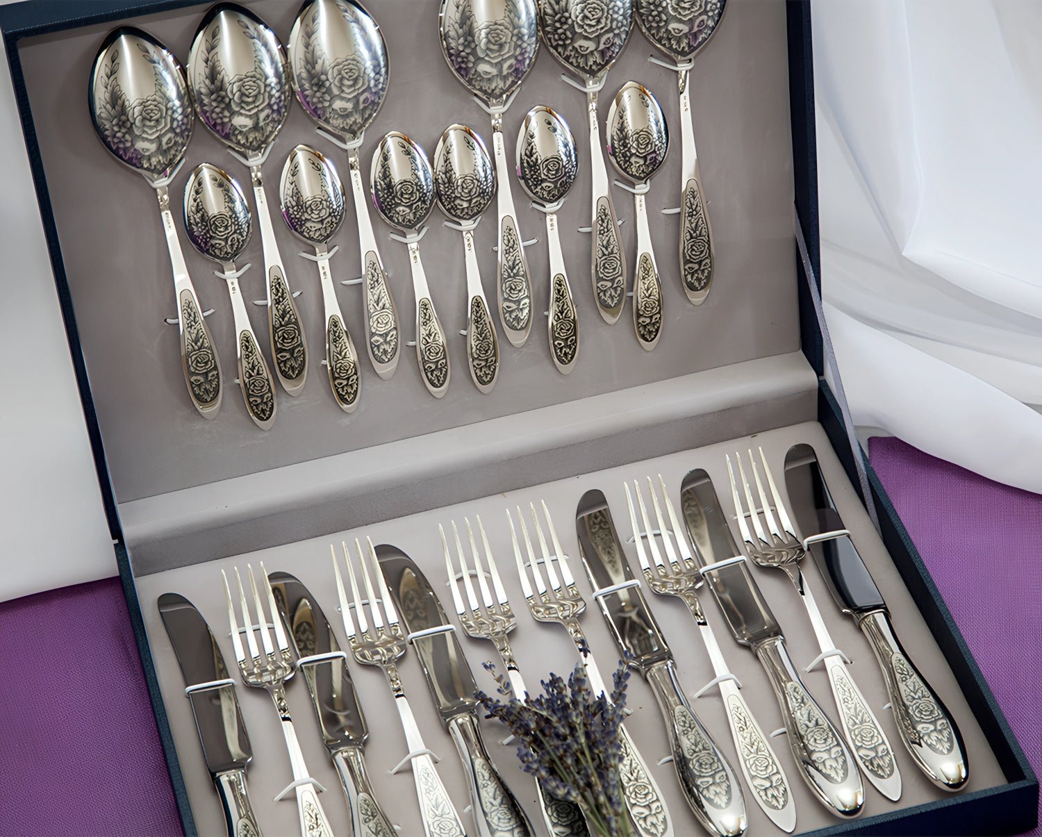 24-teiliges Silberbesteck-Set PROVENCE aus 925 Sterling Silber mit Niello-Gravur im Koffer.