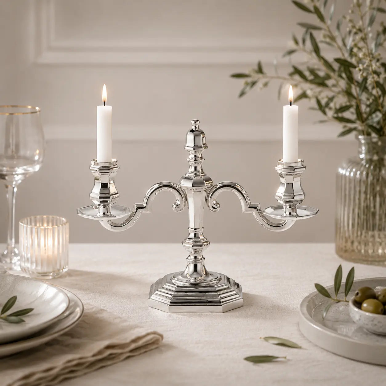 Kandelaber 925 Silber Ottagonale — zweiflammiger Leuchter mit Kerzen auf gedecktem Tisch