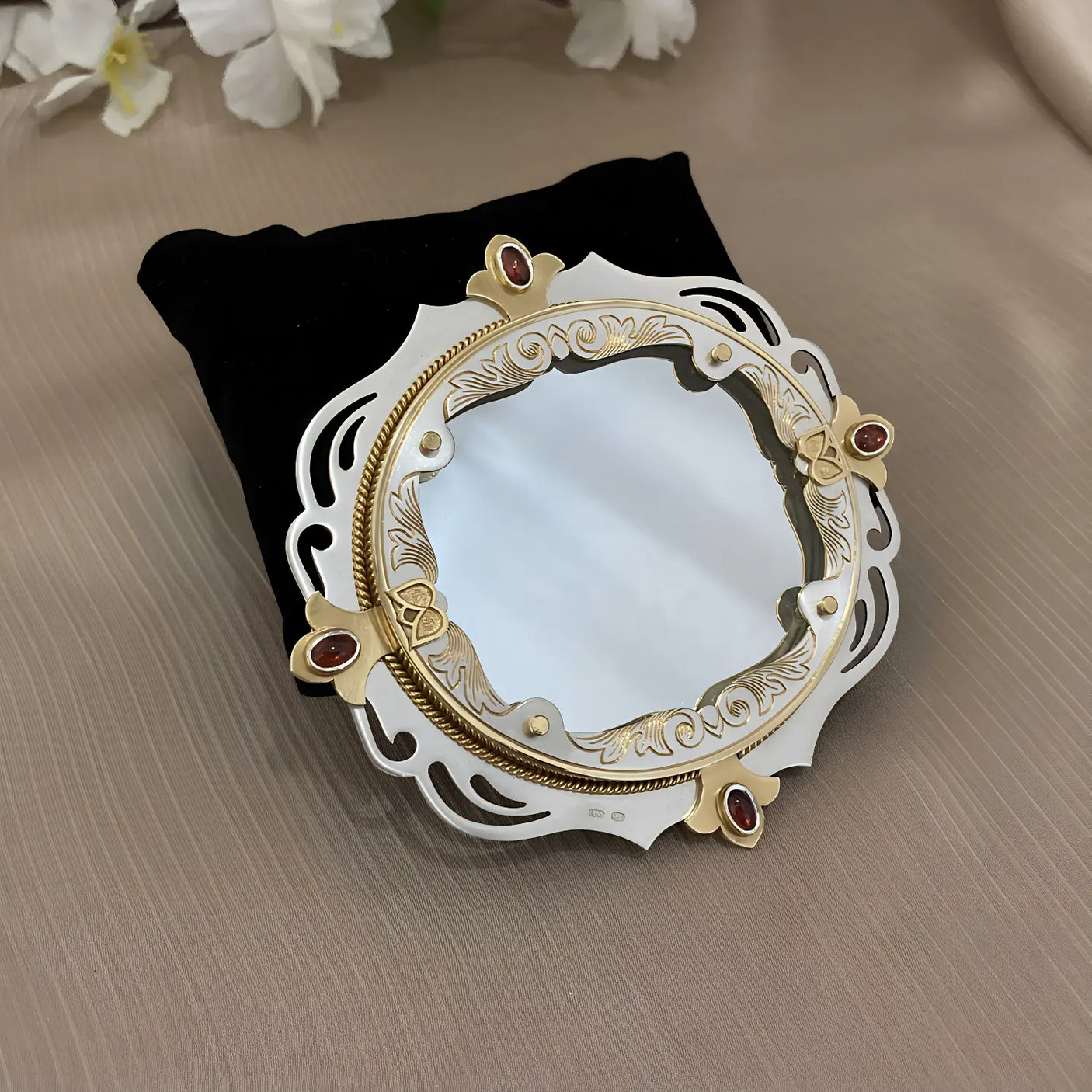 Schatulle „Diana“ – Luxus - Set aus Brosche, Armband & Handspiegel im Nielloa - Design