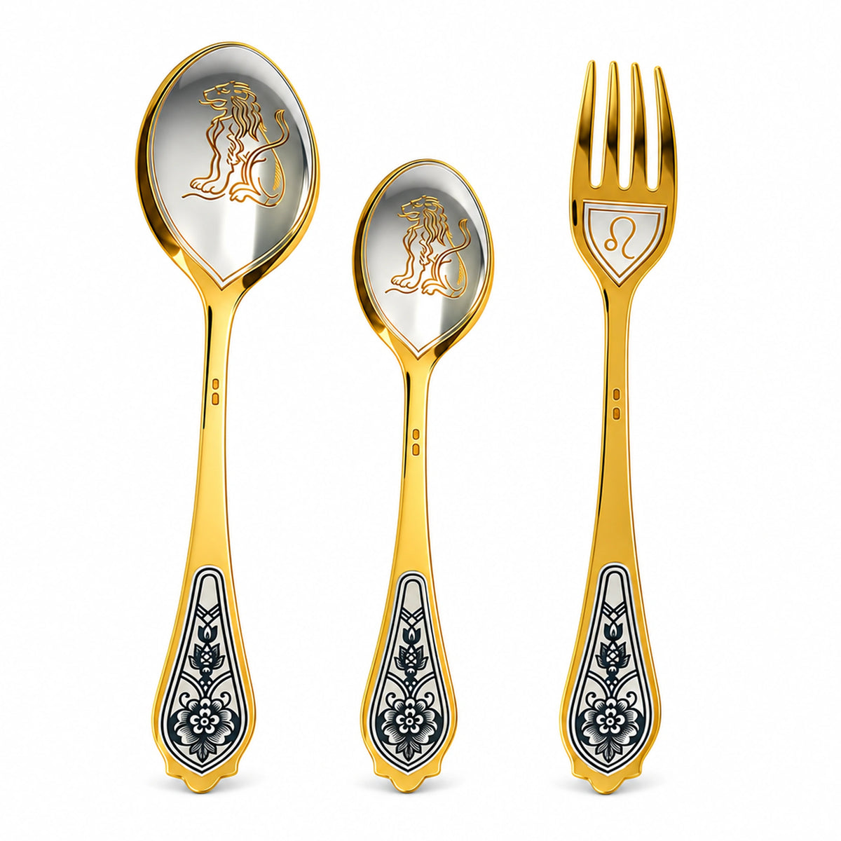 Sternzeichen-Set Löwe, 925 Silber vergoldet: Dessertlöffel, Dessertgabel, Teelöffel nebeneinander auf Weiß