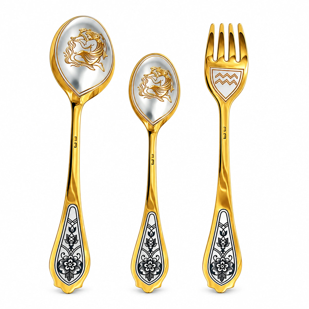 Sternzeichen-Set Wassermann, 925 Silber vergoldet: Dessertlöffel, Dessertgabel, Teelöffel nebeneinander auf Weiß