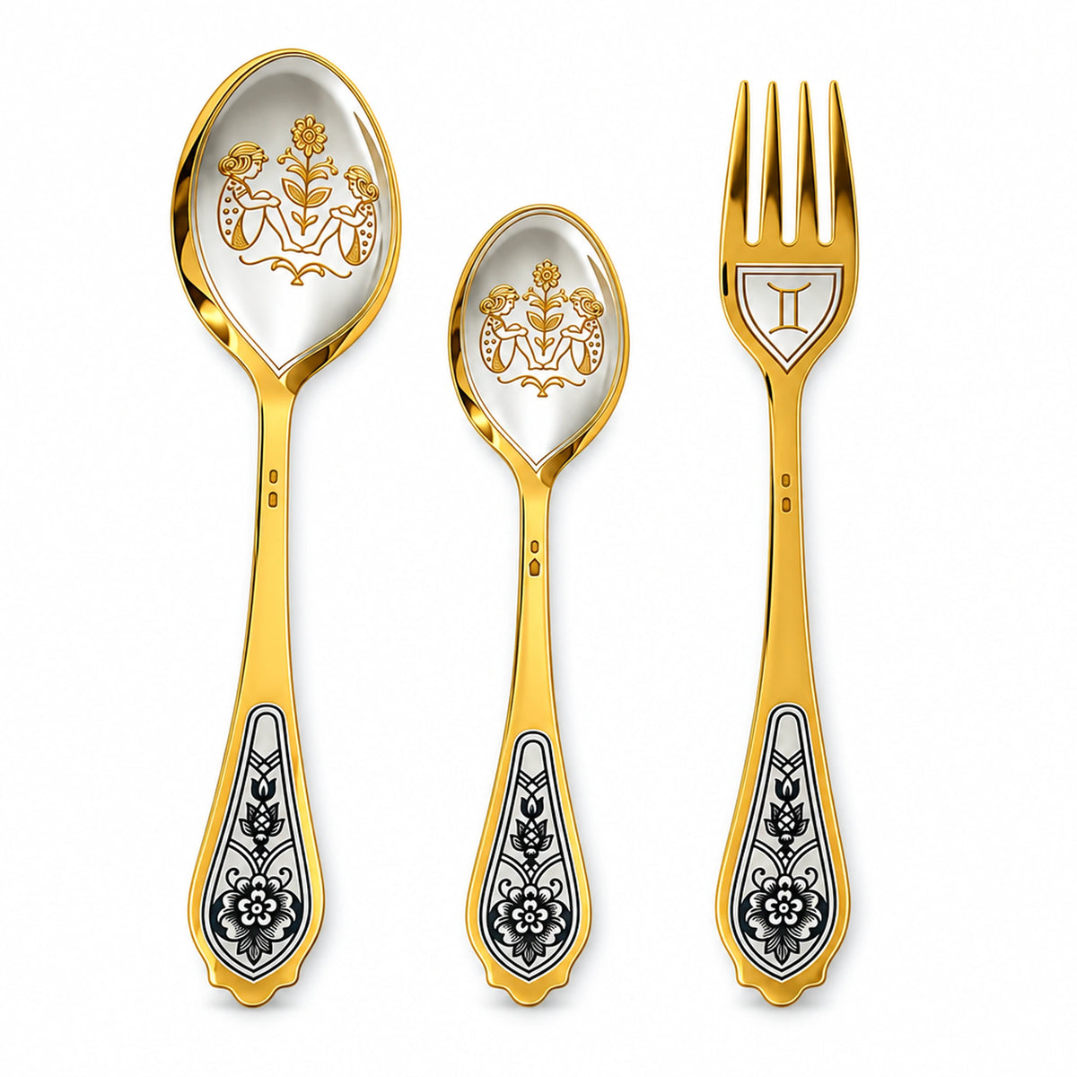 Sternzeichen-Set Zwillinge, 925 Silber vergoldet: Dessertlöffel, Dessertgabel, Teelöffel nebeneinander auf Weiß