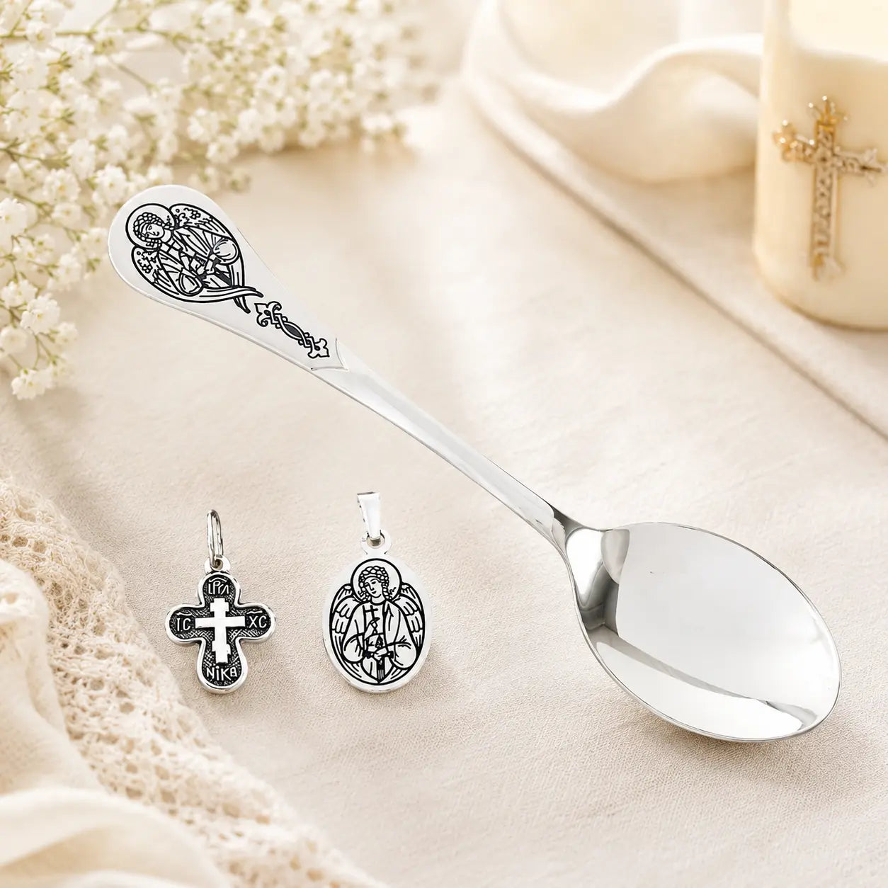 Silberlöffel mit Niello-Verzierung sowie Kreuz- und Schutzengel-Anhänger aus 925 Silber als hochwertiges Taufgeschenk
