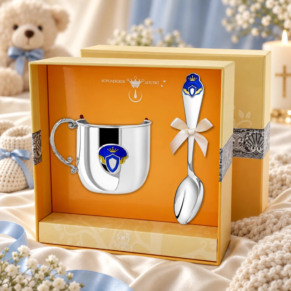 Taufgeschenk Junge 925 Silber Prinz 2-teilig - Becher & Löffel gravierbar in der Original-Geschenkbox — Lifestyle-Aufnahme auf cremefarbenem Satin mit Plüschtier und Schleierkraut, Geschenk zur Geburt
