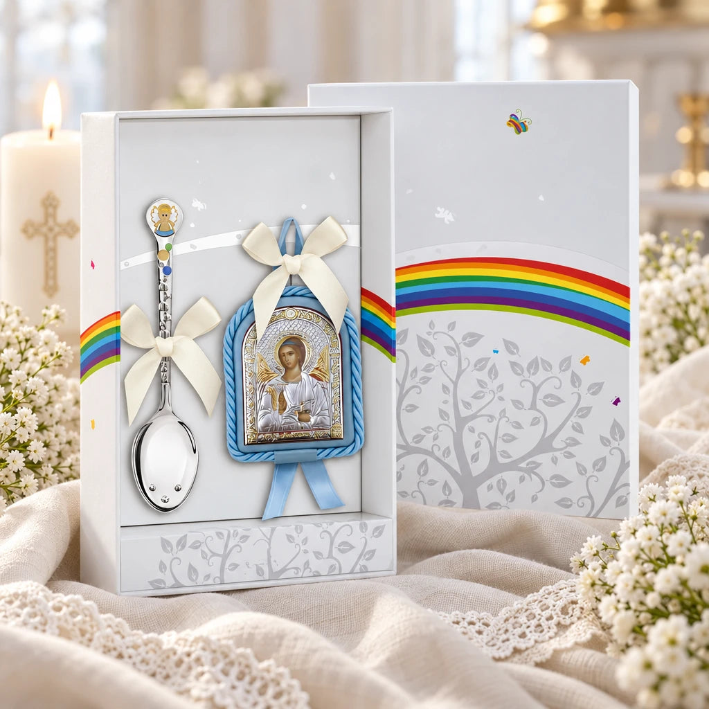 Geschenkset zur Taufe Babylöffel & Ikone Schutzengel dunkel-blau in der Original-Geschenkbox — Lifestyle-Aufnahme mit brennender Taufkerze, Spitze und Schleierkraut, Geschenk zur Taufe