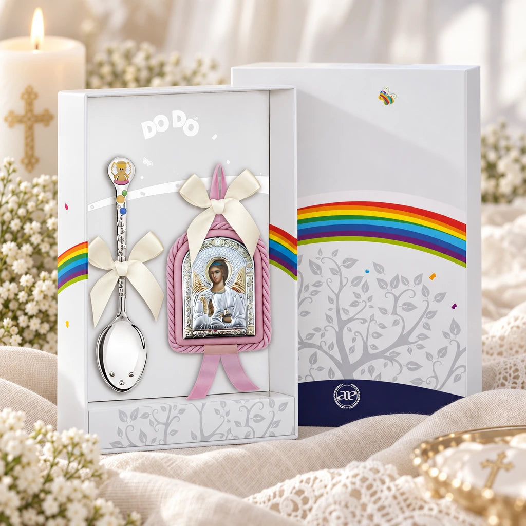 Geschenkset zur Taufe Babylöffel & Ikone Schutzengel purpur in der Original-Geschenkbox — Lifestyle-Aufnahme mit brennender Taufkerze, Spitze und Schleierkraut, Geschenk zur Taufe