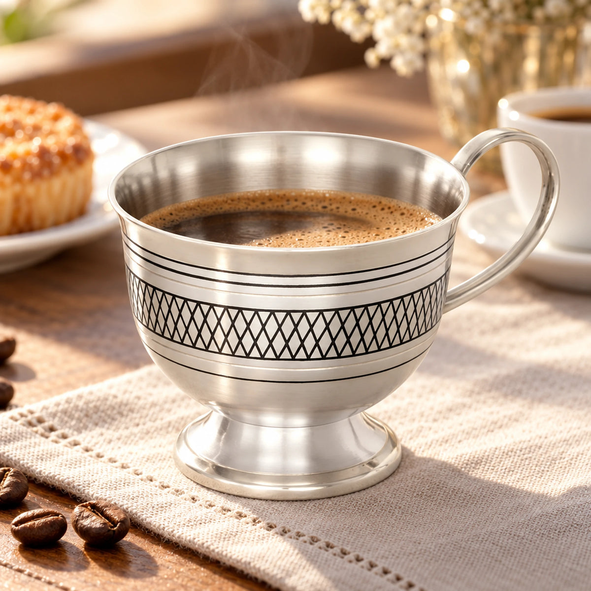 Kaffee- & Teetasse 925 Silber Niello 95 ml — Lifestyle-Setting am Kaffeetisch
